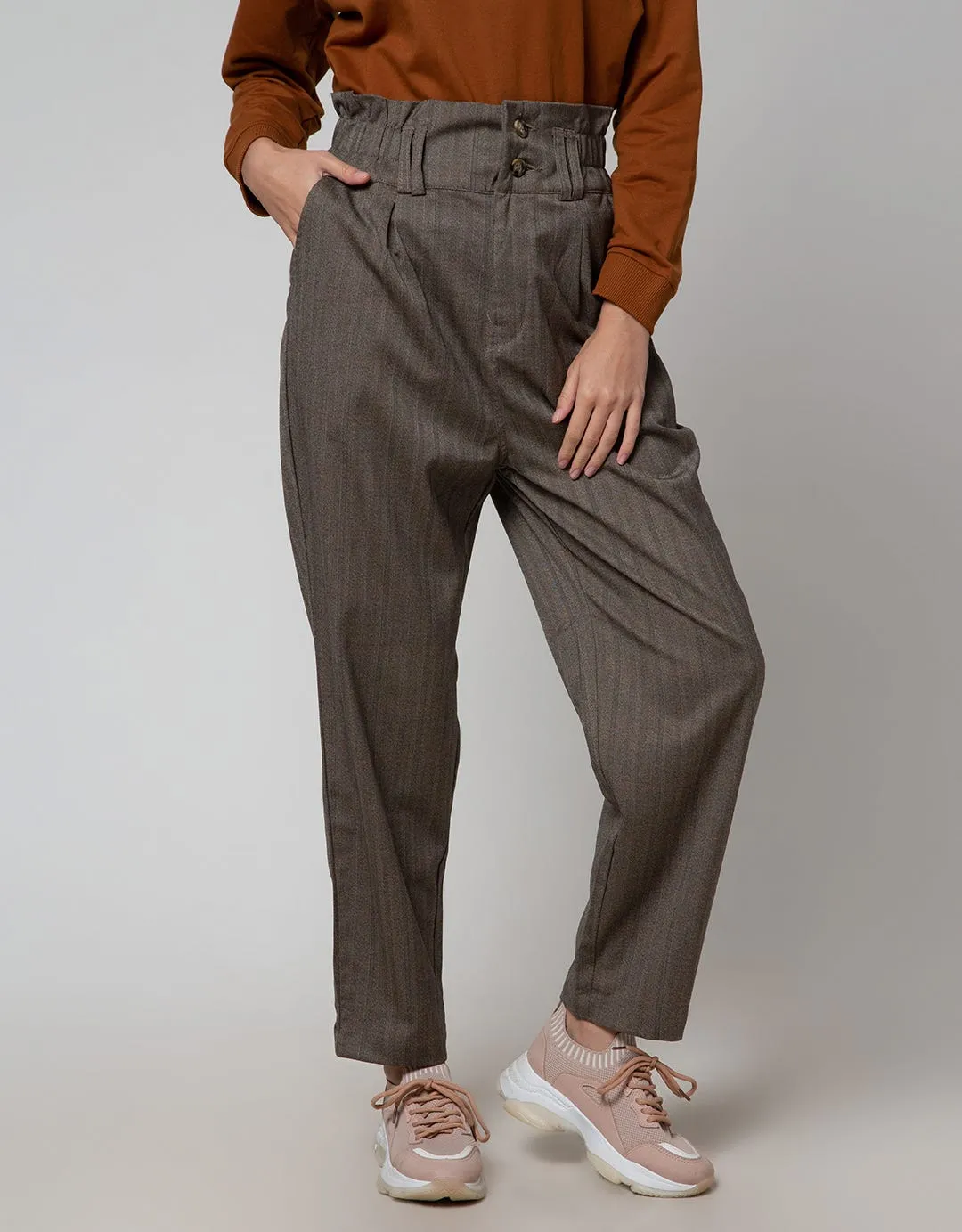 Details Tappered Basic Celana Panjang Wanita