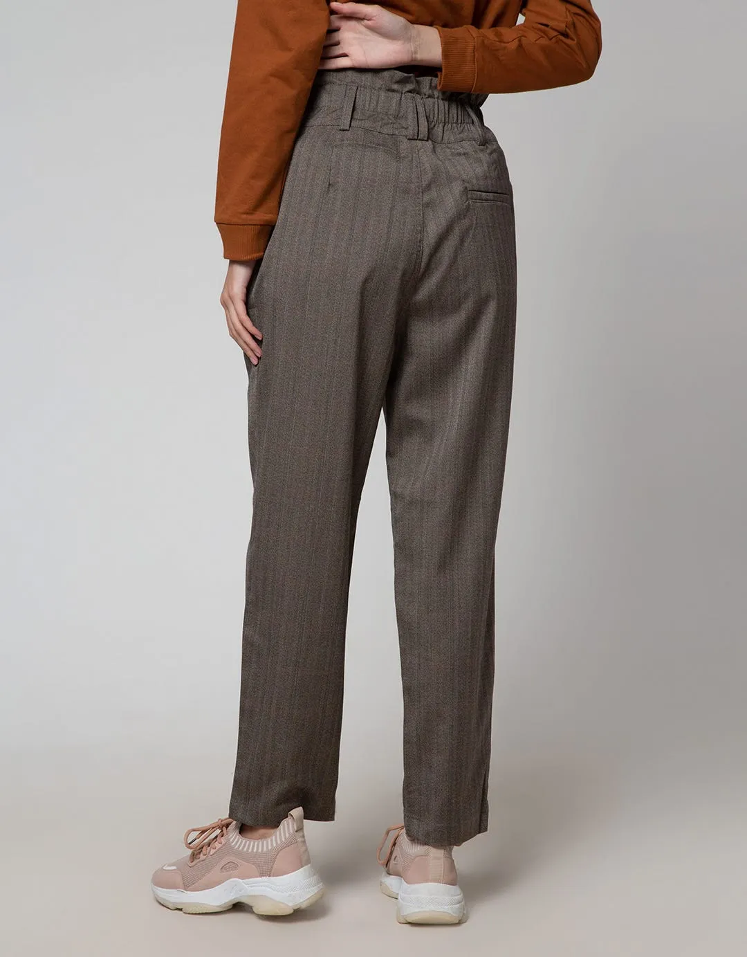 Details Tappered Basic Celana Panjang Wanita