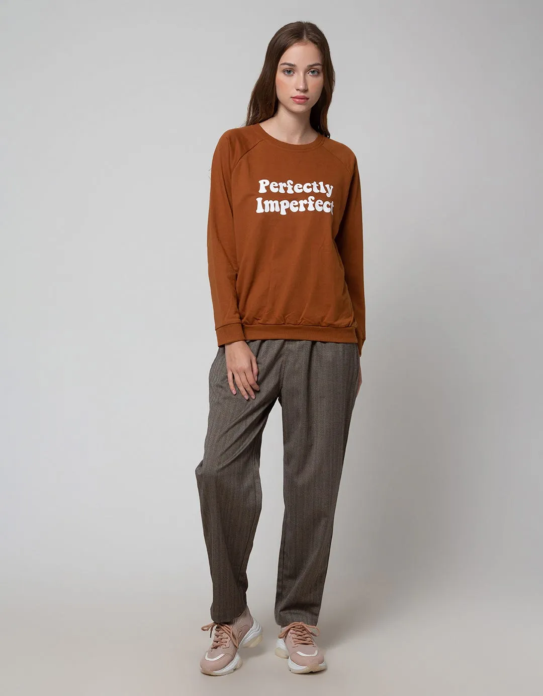 Details Tappered Basic Celana Panjang Wanita