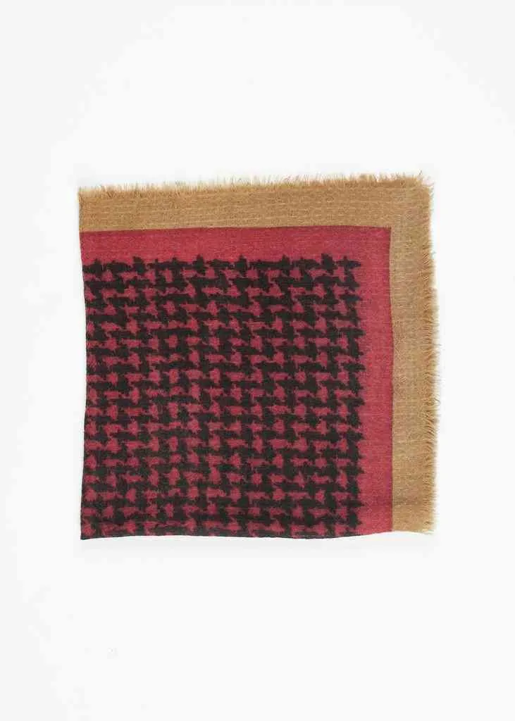 Houndstooth Square in Rouge
