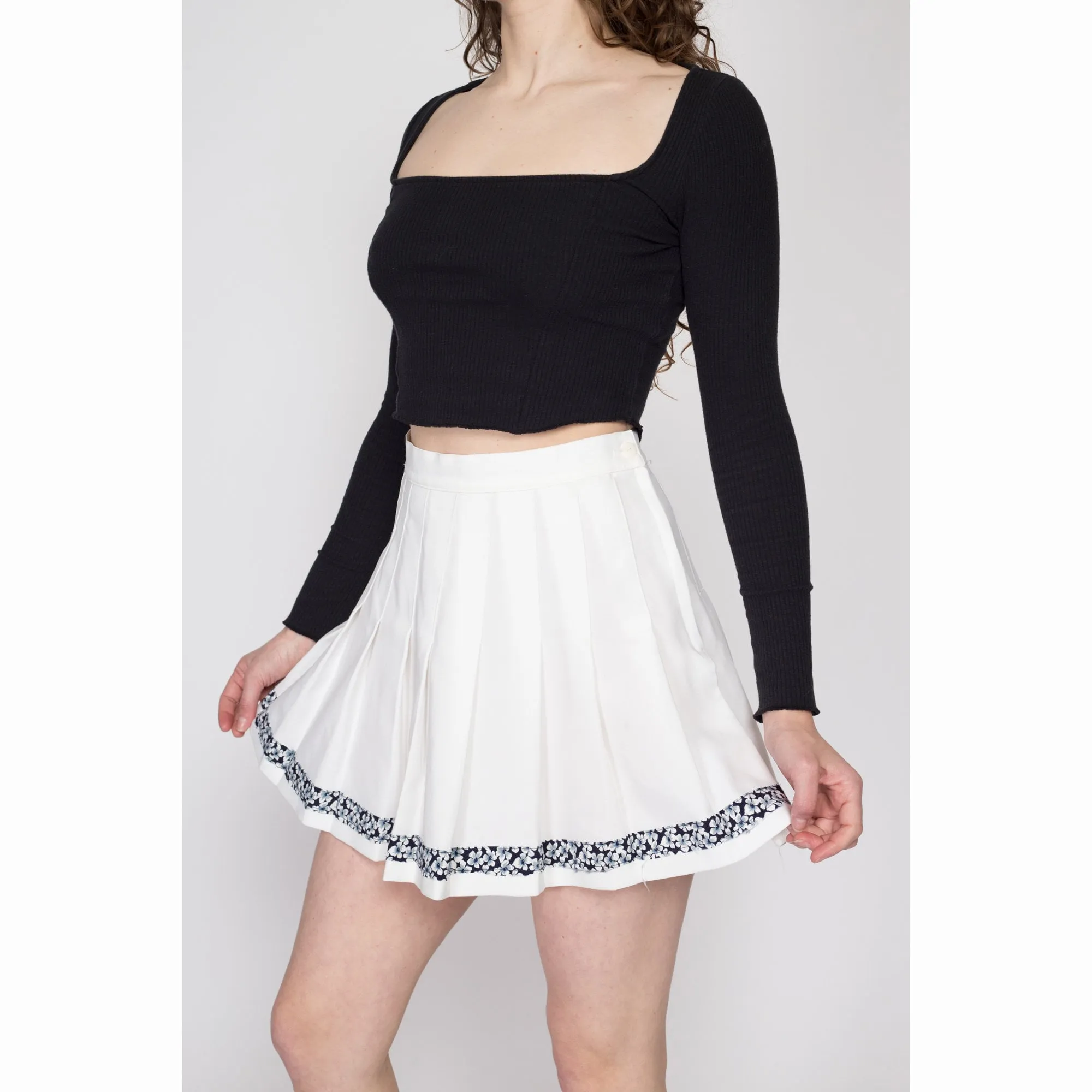 Small 90s White Floral Trim Mini Tennis Skirt 27"
