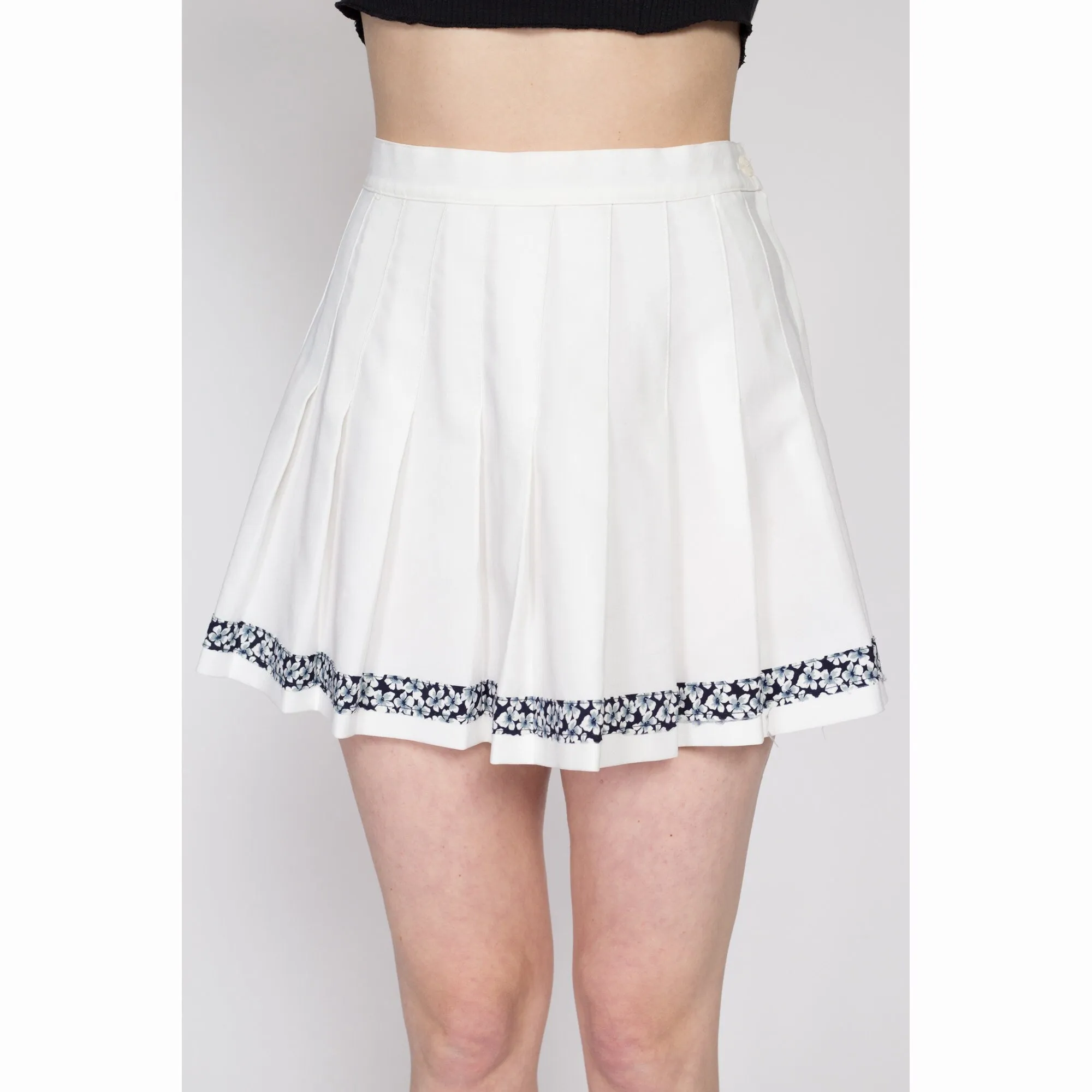 Small 90s White Floral Trim Mini Tennis Skirt 27"