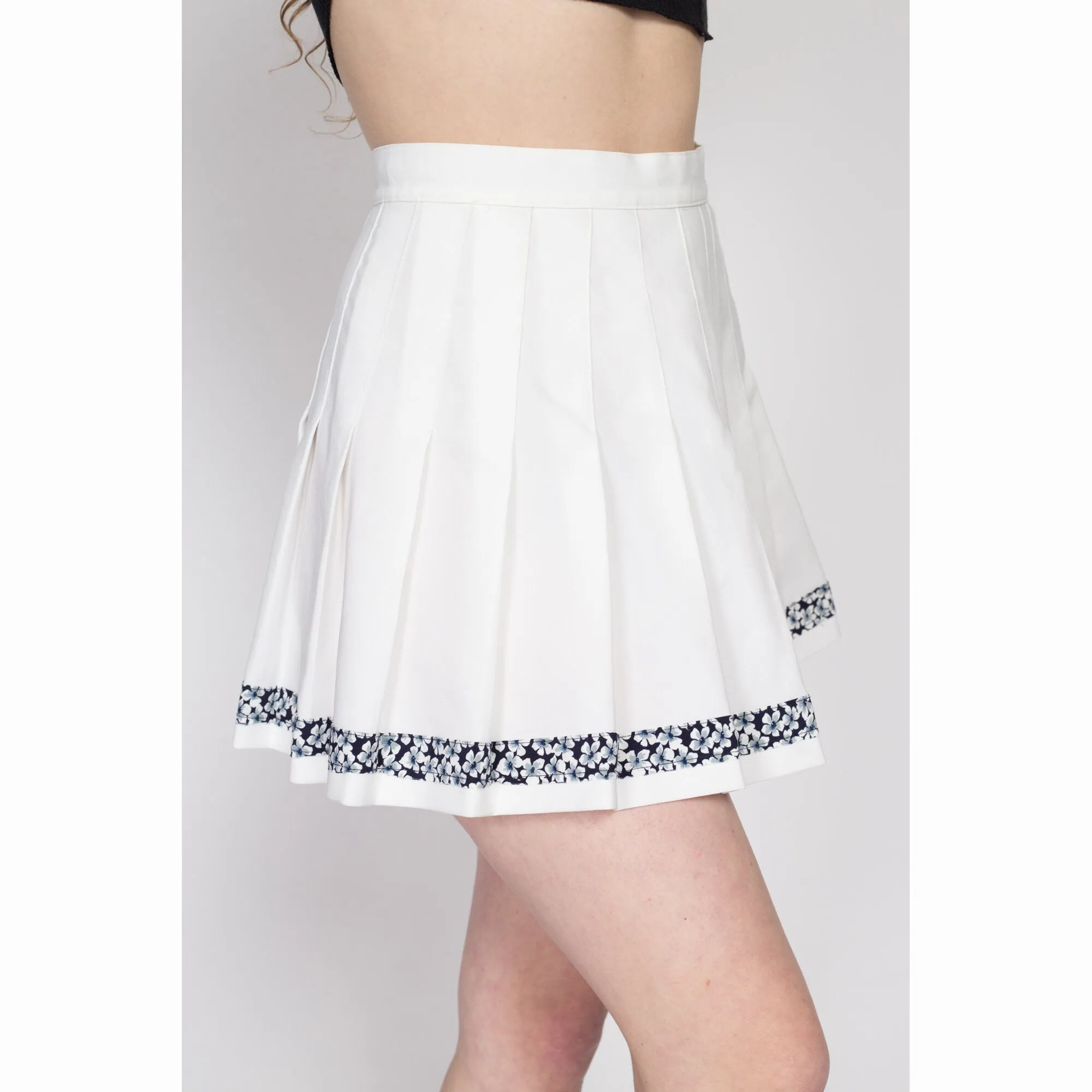 Small 90s White Floral Trim Mini Tennis Skirt 27"